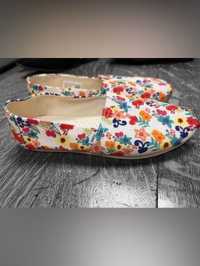 TOMS Floral Slip-On Shoes Women’s 8.5 Canvas Multicolor Spring Summer Flats